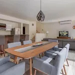 Spacious House Pool Quiet Residential Area 3Floors